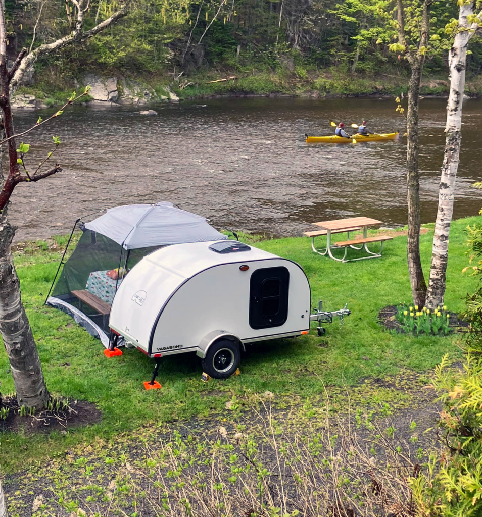 Vagabond au bord de la rivière